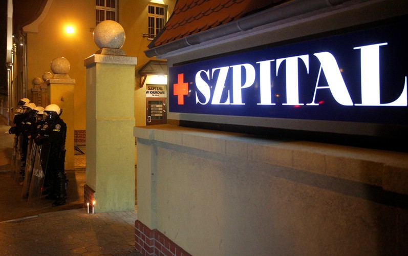 KNURÓW: NOCNE STARCIA Z POLICJĄ PRZED SZPITALEM, W KTÓRYM ZMARŁ KIBIC