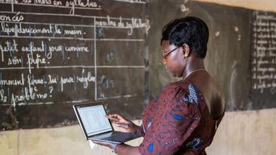 Enseignante sénégalaise en plein cours -illustration-