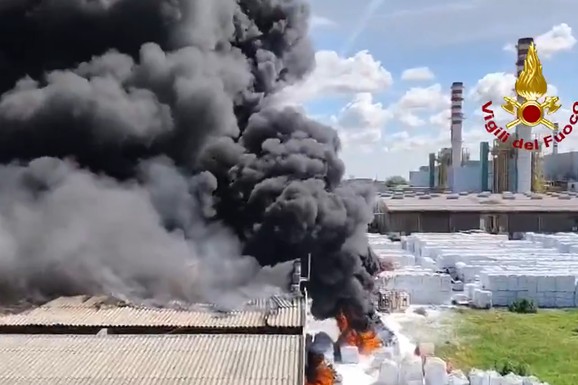 (VIDEO) GORI HEMIJSKO POSTROJENJE Vatra guta sve pred sobom: Crni, gusti dim vidi se i sa velike udaljenosti