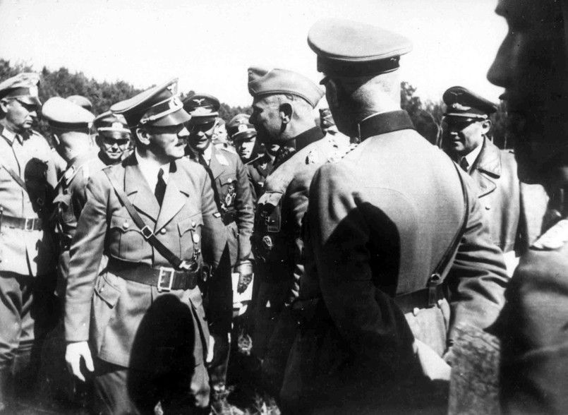 Spotkanie z dowódcami na froncie w Polsce, 18 września 1939 roku Czytaj więcej: Hitler cudem uniknął śmierci w Warszawie. Brytyjski historyk dla dziennik.pl >>>