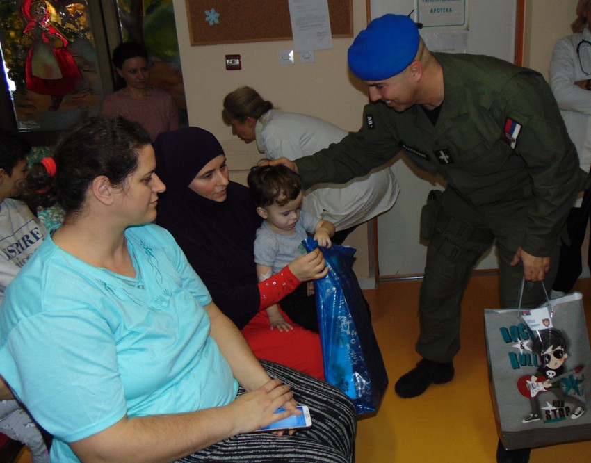 Pripadnici niškog odreda Žandarmerije obradovali mališane