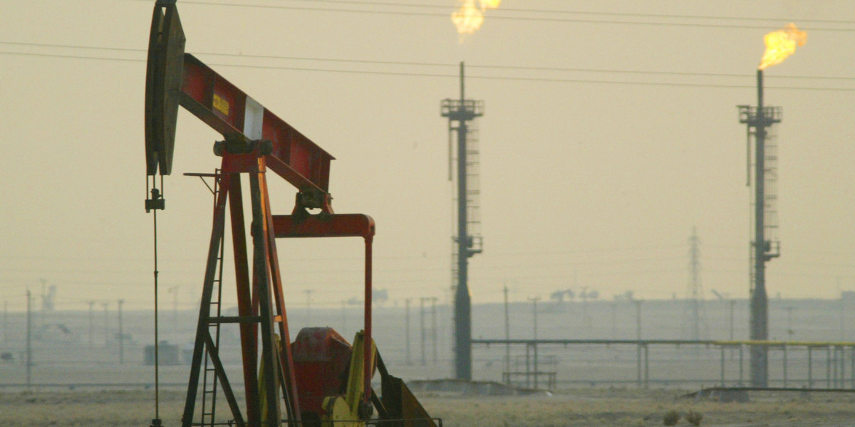 Ceny ropy spadają, ale rynek wciąż czeka na decyzje OPEC.