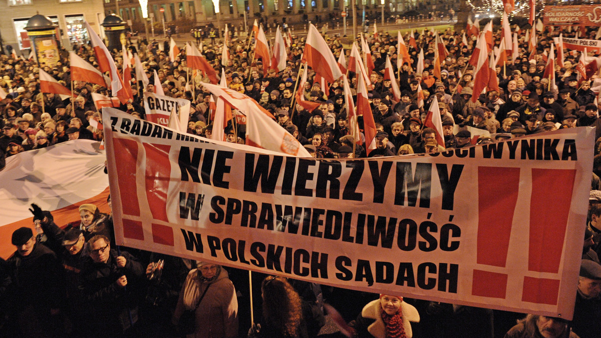 Uczestnicy Marszu Niepodległości i Solidarności, którego inicjatorem jest PiS, idą stołecznymi Alejami Ujazdowskimi w kierunku Belwederu. W marszu - według policji - bierze udział około 3 tys. osób. Obecny jest też lider PiS Jarosław Kaczyński.