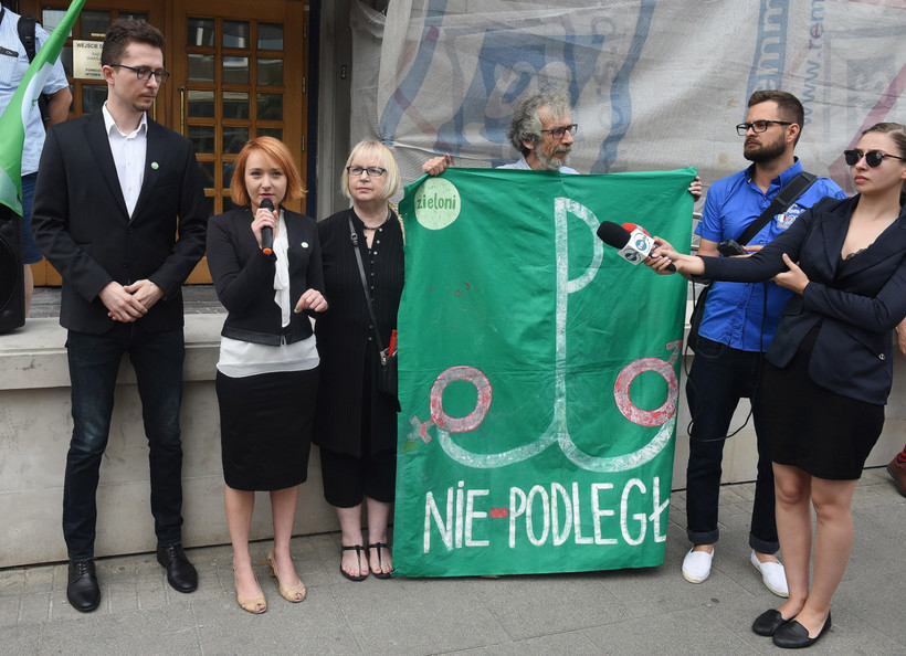 Tuż przed procesem, przed śródmiejskim sądem, odbyła się pikieta "Zielonych", wyraz solidarności z aktywistami.