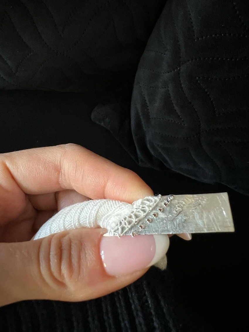 U haljinu je bilo ušiveno malo sečivo