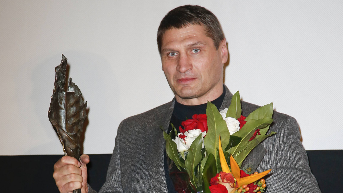 "Fakt" donosi, że w Chicago odbyła się premiera filmu "Endrju", który opowiada o Andrzeju Gołocie. Przy tej okazji były bokser został również odznaczony statuetką "Ambasadora Polski".