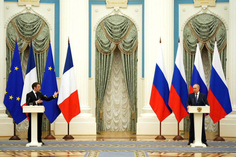 Prezydent Francji Emmanuel Macron próbuje wpłynąć na prezydenta Rosji Władimira Putina, aby zapobiec rosyjskiej inwazji na Ukrainę, 7 lutego 2022 r.