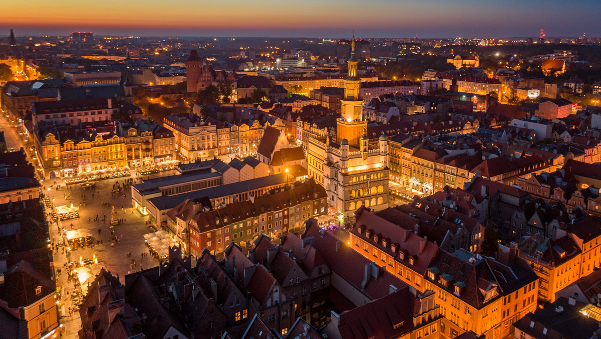 Poznań jest piątym pod względem wielkości miastem w Polsce i przoduje pod względem poziomu edukacji, standardu życia i bezpieczeństwa. Powstał w X wieku i duża jego część jest pomnikiem historycznym. W średniowieczu warowny gród książęcy Poznań znajdował się na Ostrowie Tumskim, najstarszej części miasta. W 1253 roku lokowano Poznań w innym miejscu, na zachodnim brzegu Warty, gdzie jest teraz większość miasta, średniowieczne Stare Miasto oraz XIX-wieczne śródmieście. Na Starym Rynku można znaleźć przykład architektury renesansowej, jak ratusz z koziołkami na wieży, z której codziennie w południe jest odgrywany na trąbce hejnał Poznania. Można tu zobaczyć układ fortyfikacji z XIX i XX wieku, Twierdzę Poznań. Przedstawiamy ciekawostki i najważniejsze informacje o Poznaniu, takie jak liczba mieszkańców czy powierzchnia miasta. 
