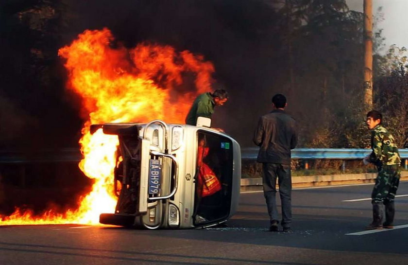 Burning van. Спасает из горящей машины. Человек из горящей машины. Горящий автомобиль спасние картинка. Спасение человека из горящей машины картинки.