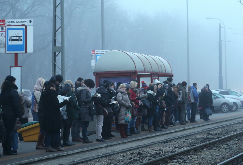 Tłumy pasażerów w porannym szczycie komunikacyjnym