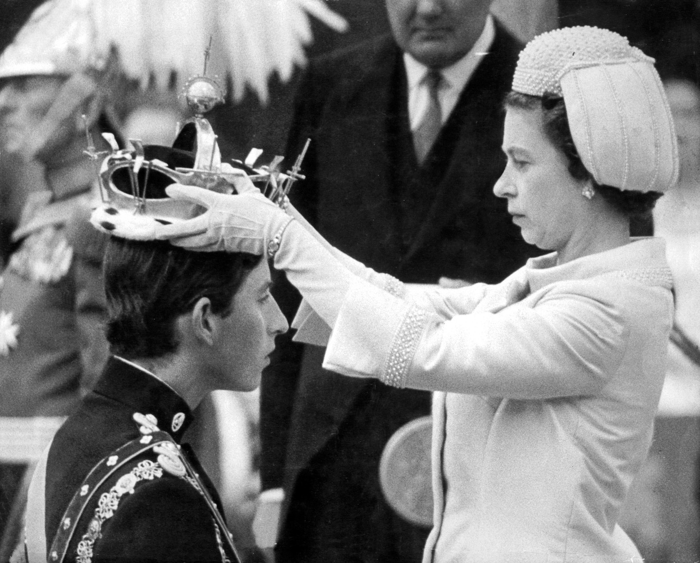 1969 július 1-jén Erzsébet királynő koronát helyez a walesi herceg fejére