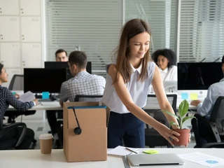 Świat desperacko potrzebuje wykwalifikowanej siły roboczej i cierpi na dotkliwy brak utalentowanych ludzi. Firmy mogą się chwalić, że technologia zastępuje żywą siłę roboczą, ale to tylko pogłębia globalny deficyt kapitału ludzkiego i wykwalifikowanych specjalistów. Oznacza to, że my, jako pracownicy najemni, jesteśmy w lepszej sytuacji niż kiedykolwiek.