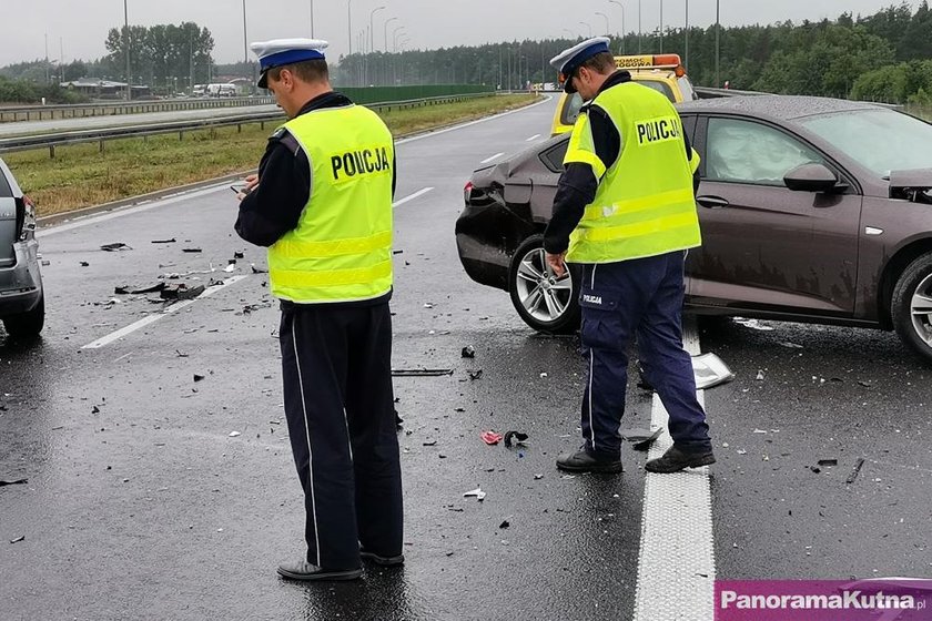 Kutno: karambol na A1. Uszkodzony radiowóz, policjant miał szczęście