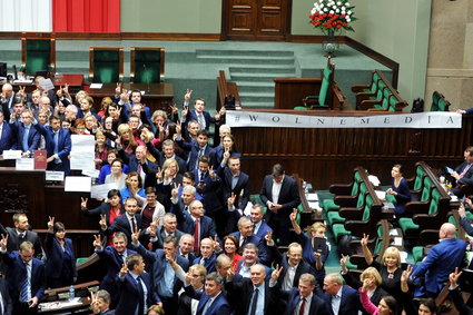 Awantura w Sejmie. Opozycja zablokowała mówicę w dniu medialnego protestu