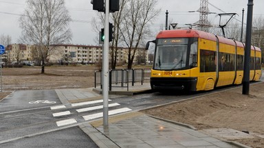 Nagi mężczyzna leżał w nocy na pętli tramwajowej. Prawie zamarzł