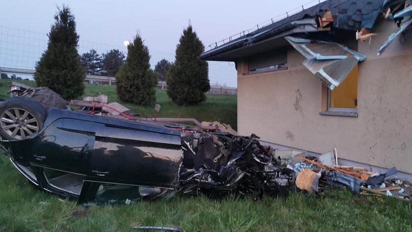 Tragedia pod Krakowem. Samochód uderzył w dach budynku