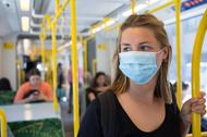 Noszenie maski na tramwaju – Zdjęcie stockowe