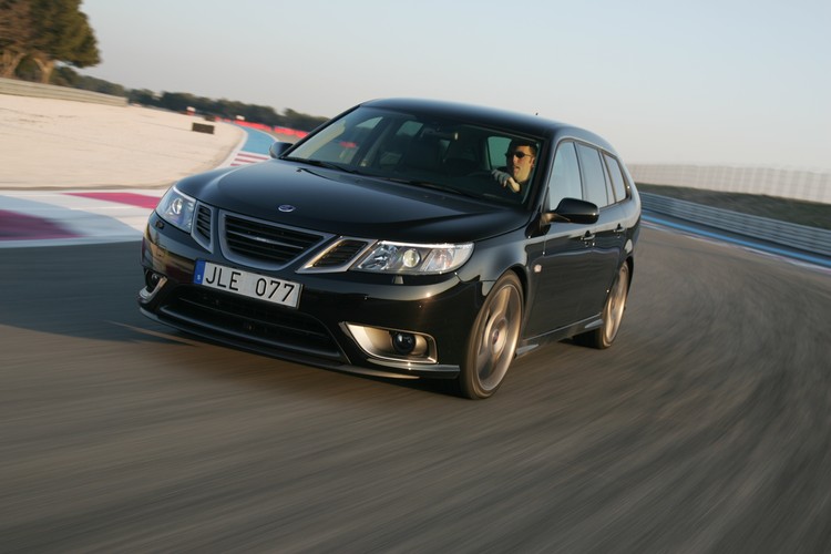 Skandynawskie rysy i unikalny lakier Jet Black