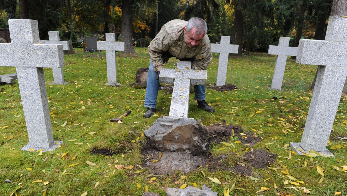 Zdewastowane groby na cmentarzu w Szczecinie