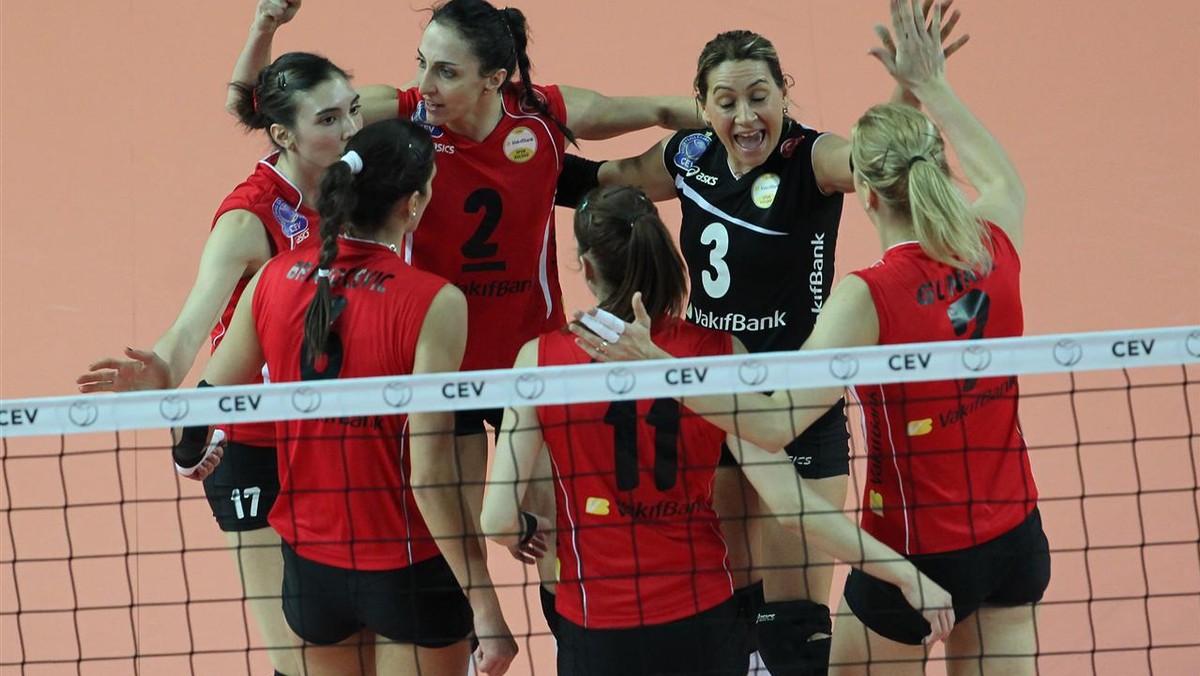 Turecki VakifBank Stambuł - z Małgorzatą Glinką-Mogentale w składzie - został najlepszą klubową drużyną Europy w sezonie 2012/2013. W wielkim finale Ligi Mistrzyń, przed własną publicznością Turczynki pokonały 3:0 (25:17, 25:20, 25:23) Rabitę Baku, drużynę Katarzyny Skorupy.