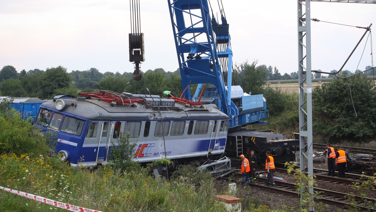 W nocy z niedzieli na poniedziałek przywrócony został po jednym torze ruch pociągów na trasie w Babach k. Piotrkowa Trybunalskiego, gdzie w piątek wykoleił się pociąg TLK Warszawa-Katowice - poinformował rzecznik PKP PLK Krzysztof Łańcucki.