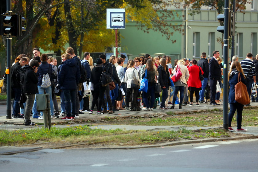 tłum na przystanku MPK w Łodzi