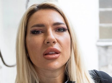 "TO JE NEKA NAMEŠTALJKA!" Jovana Jeremić je najavila tužbu kad joj je spomenuta fotografija na kojoj se vidi da KUPUJE FEJK ROLEKS kod šanera