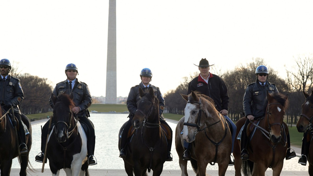 Ryan Zinke, zatwierdzony właśnie jako szef resortu spraw wewnętrznych USA, spektakularnie rozpoczął dziś urzędowanie, zajeżdżając do pracy w Waszyngtonie... konno i w kapeluszu kowbojskim, w towarzystwie konnego patrolu funkcjonariuszy U.S. Park Police.