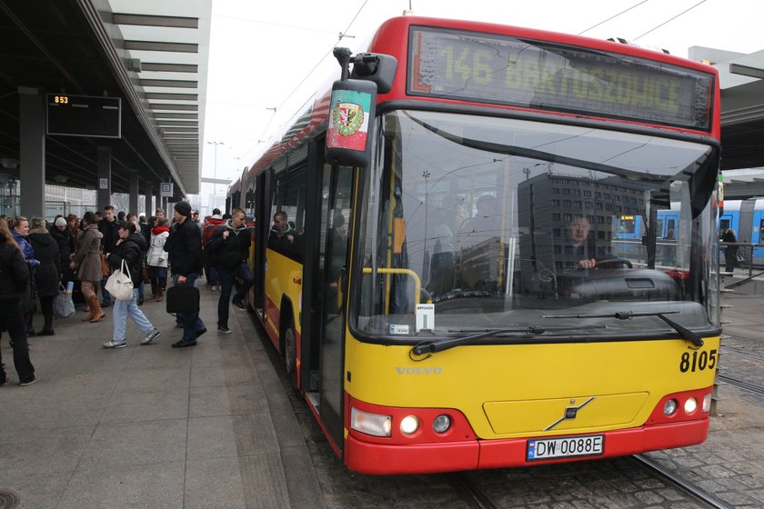 Autobus MPK na przystanku przy Rondzie Reagana we Wrocławiu