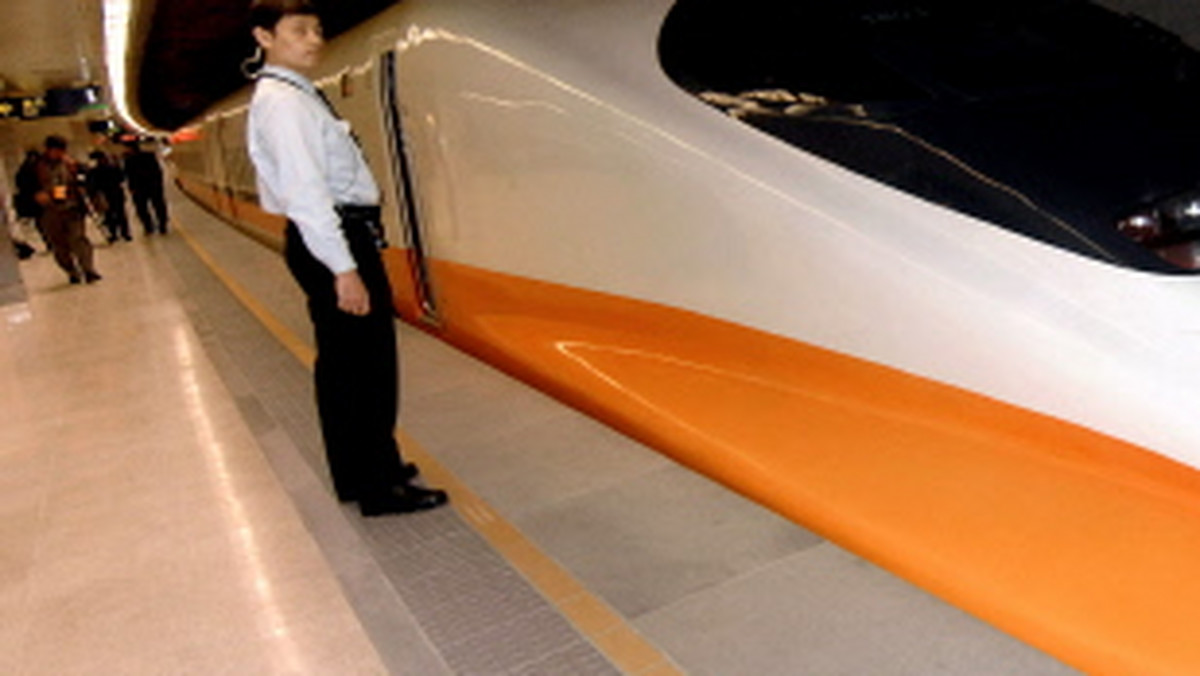 W Tajwanie zwolniono maszynistę, który zasnął w czasie, gdy kierowany przez niego pociąg pędził z prędkością 300 km/h - podał portal lenta.ru.