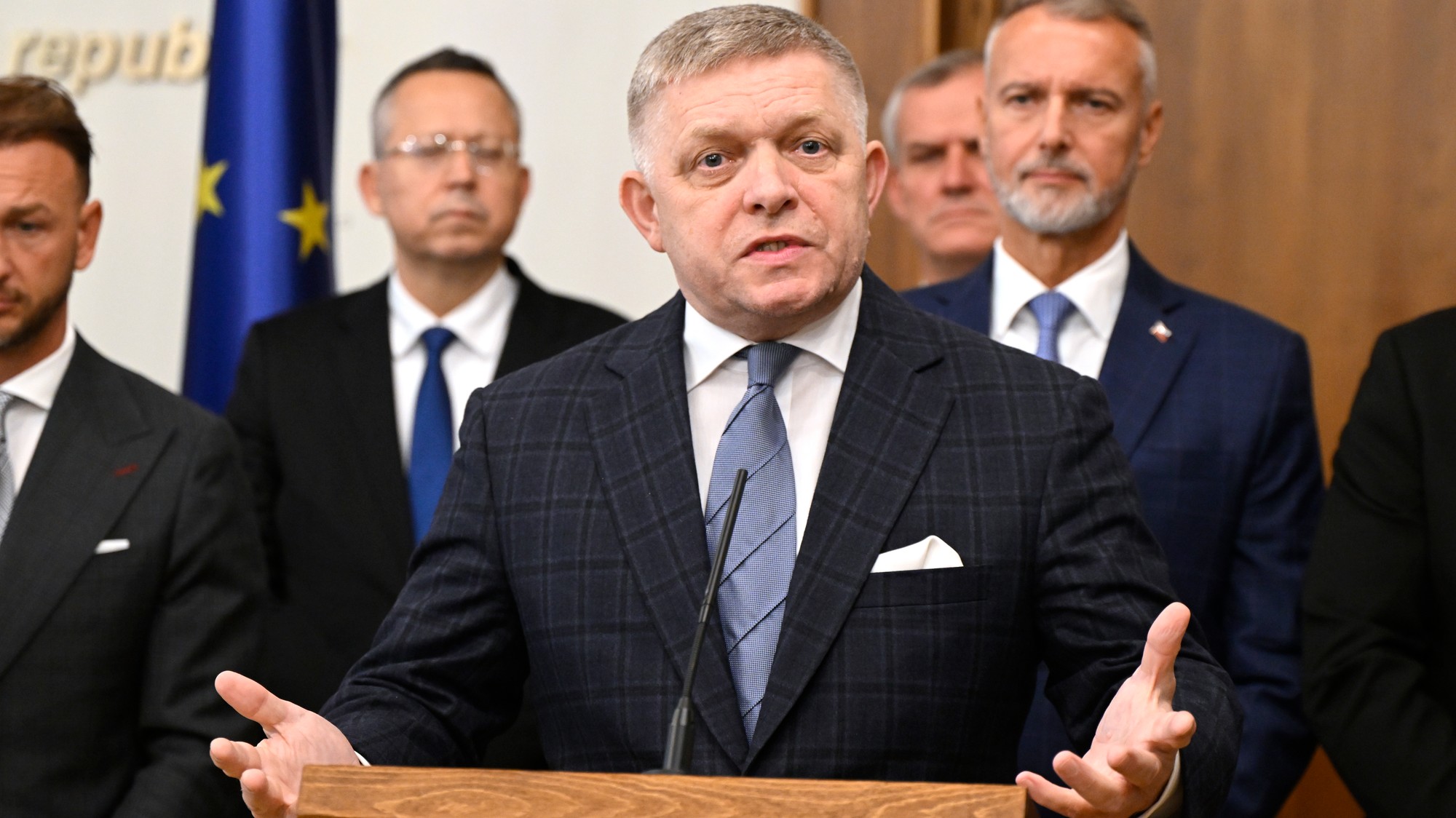 Predseda vlády SR a predseda strany Smer-SD Robert Fico.