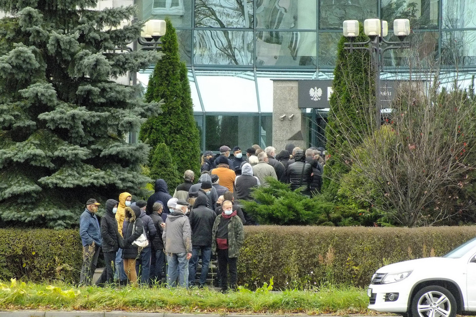 Spora kolejka i awantura przed bankiem w Kielcach. Poszło o banknoty i monety z Lechem Kaczyńskim