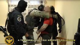 Állig felfegyverzett kommandósok figyelik minden rezdülését: így érkezett Magyarországra a csantavéri mészáros, D. Csaba – videó