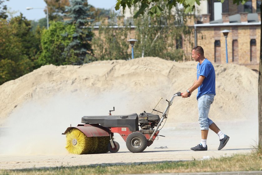 Centralny Ośrodek Sporty wystawił na sprzedaż piasek z boisk plażowych przy Torwarze. Musi udostępnić miejsce na parkingach.