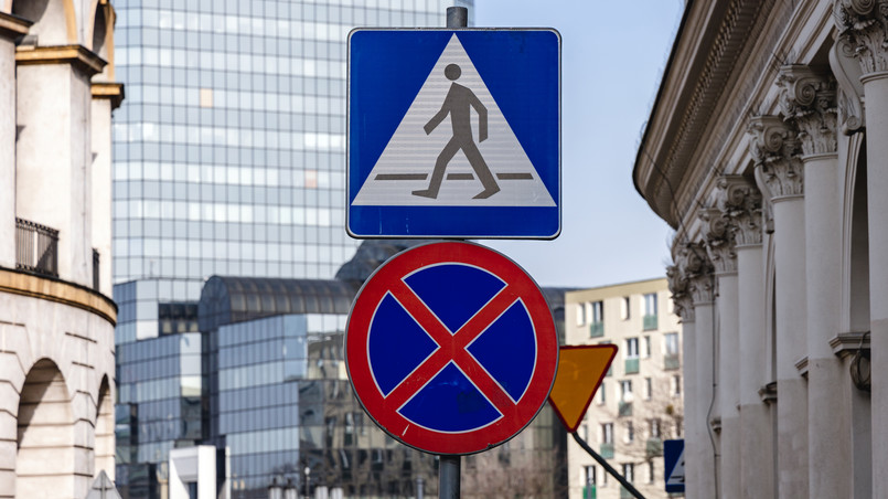 Znak przejście dla pieszych i znak zakazu zatrzymywania się B35