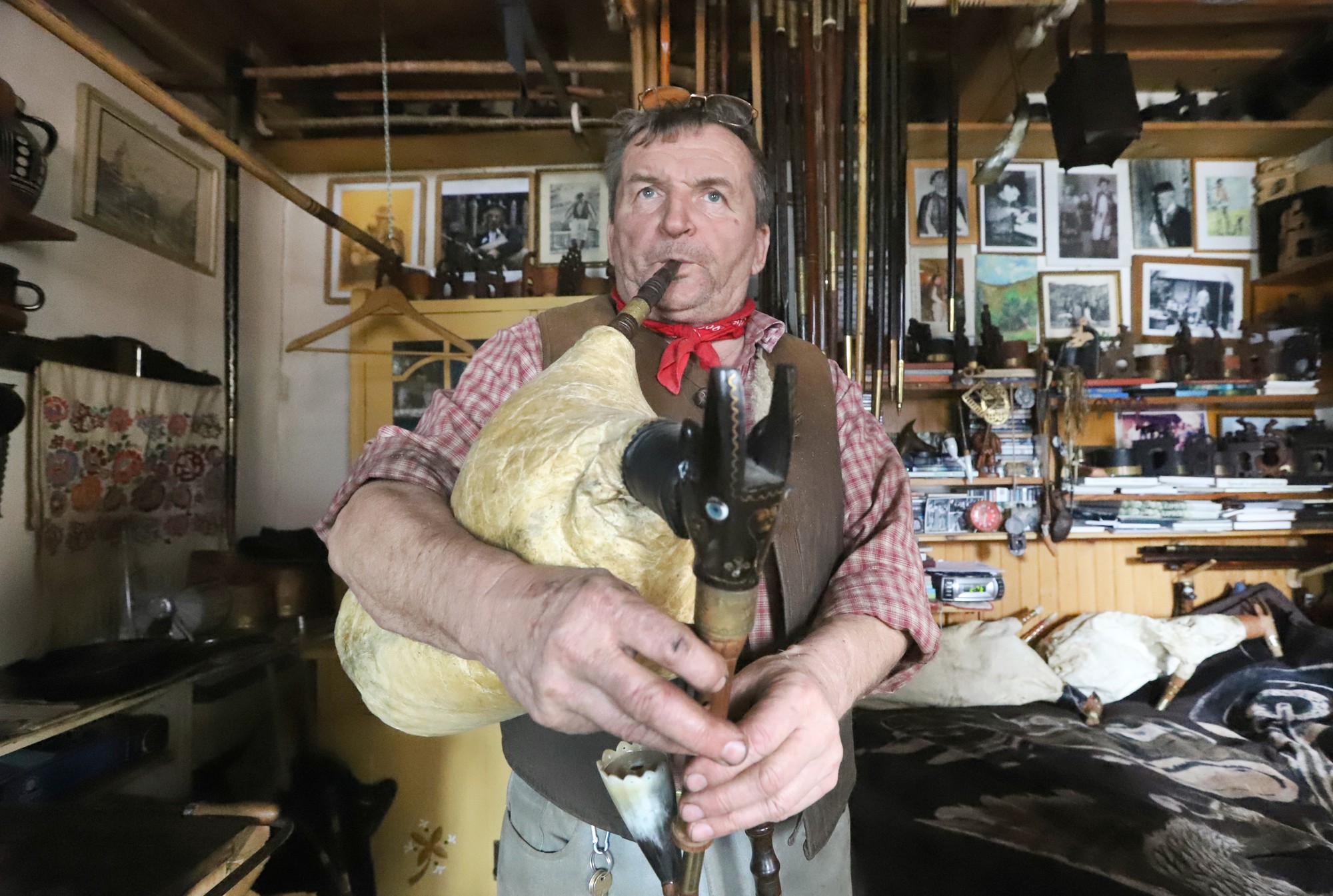 Prvý cechmajster Cechu slovenských gajdošov Ľubomír Tatarka.