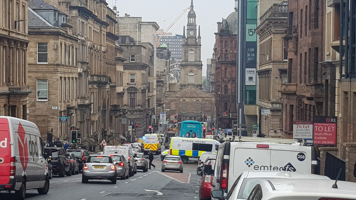 Trzy osoby zostały śmiertelnie ugodzone nożem w Glasgow - podała stacja BBC. Według niej sprawca został zastrzelony później przez policję.