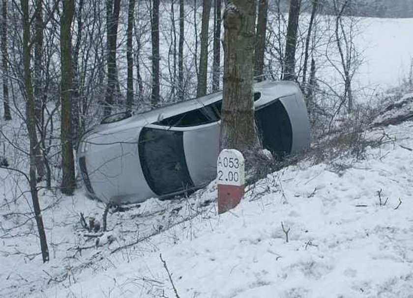 To auto stanęło na drzwiach. FOTO