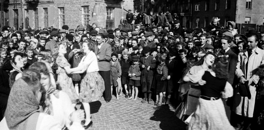 Warszawa świętuje koniec wojny. Fajerwerki, wiece i obiad na koszt firmy