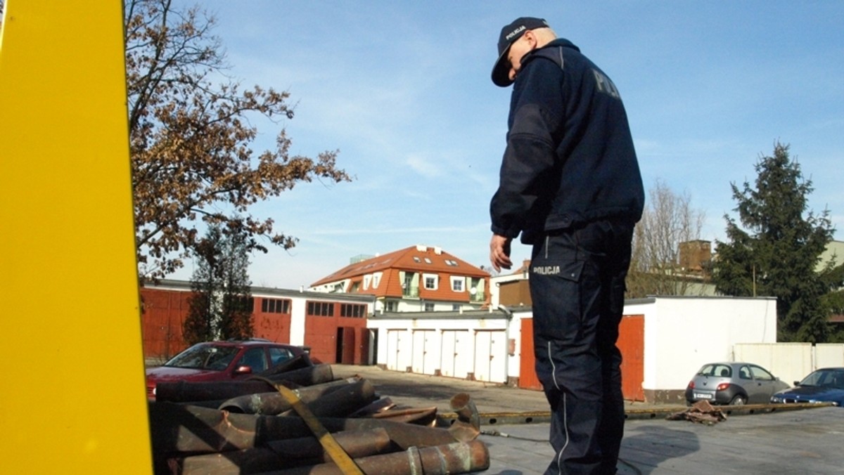 Policjanci zatrzymali mężczyzn, którzy kradli miedziane elementy z budynków. Łupem złodziei były rynny i mocowania do nich z kościoła w Międzyrzeczu oraz domu jednorodzinnego. Za kradzież kodeks karny przewiduje karę do pięciu lat pozbawienia wolności.