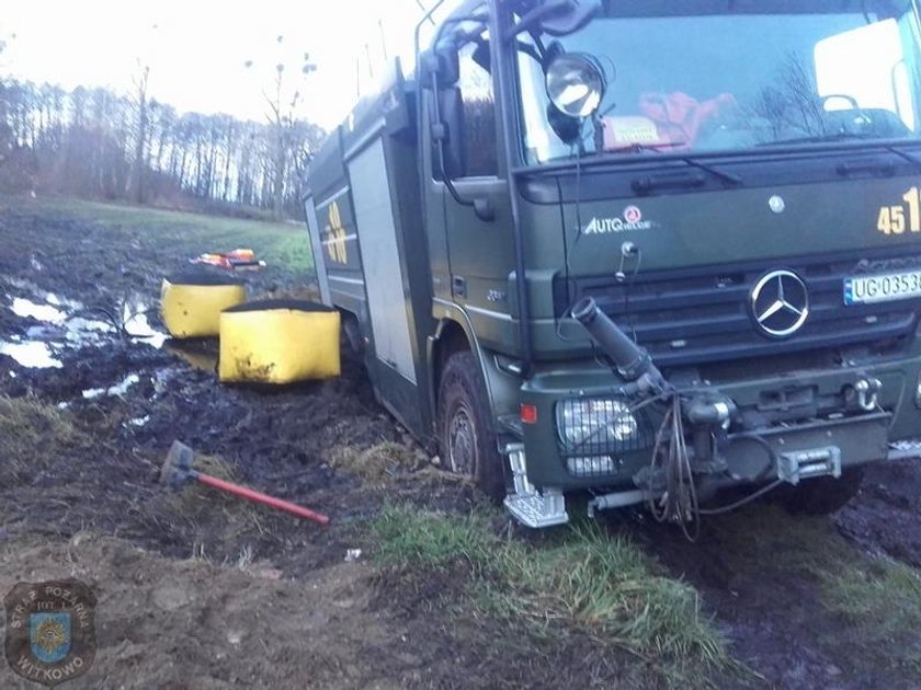 Straż i karetka utknęły w błocie podczas akcji ratunkowej. Wyciągali ich 10 godzin