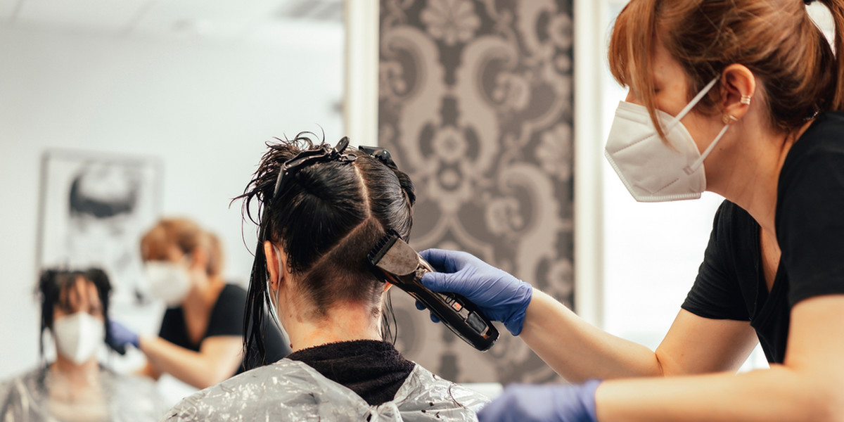 Według dyrektor generalnej Polskiego Związku Przemysłu Kosmetycznego (Kosmetyczni.pl) decyzja o otwarciu salonów fryzjerskich i kosmetycznych zapadła w samą porę. "Polacy bardzo liczyli na szybki powrót na fotele fryzjerskie".