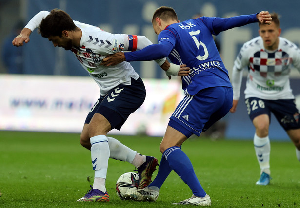 Piłkarz drużyny Piast Gliwice Tomas Huk (P) i Jesus Jimenez (L) z zespołu Górnik Zabrze podczas meczu Ekstraklasy