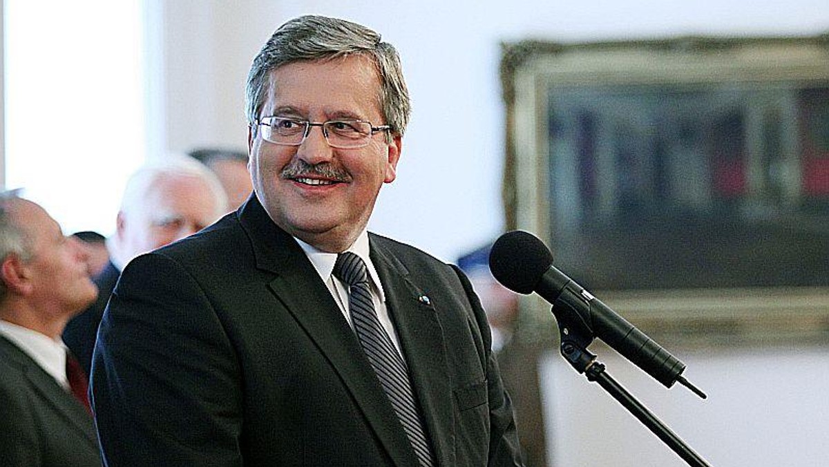 Bro Komorowski uśmiechnięty