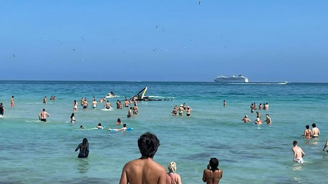 Méterekre a strandolóktól zuhant a vízbe egy helikopter Miamiban (videó)