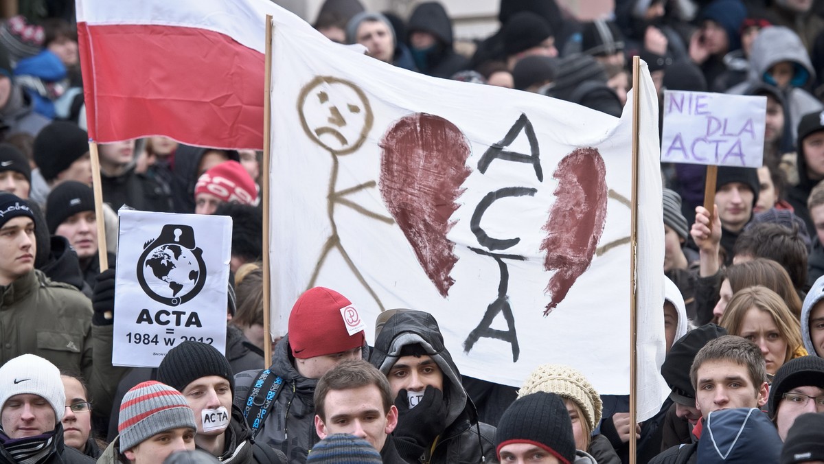 Środowa manifestacja w Gdyni przeniosła się tego samego dnia wieczorem pod dom Donalda Tuska w Sopocie. Po jej zakończeniu policja próbowała zatrzymać jednego z głównych protestujących. Na pomoc zatrzymanemu ruszyło kilkadziesiąt osób. Jeden z mundurowych wyciągnął wówczas broń - informuje portal trojmiasto.pl.