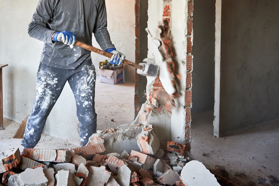 Czy zmiany układu pomieszczeń w budynku – likwidacja ścian czy wydzielanie nowych pomieszczeń – wymagają uzyskania zgody organu administracji architektoniczno-budowlanej?