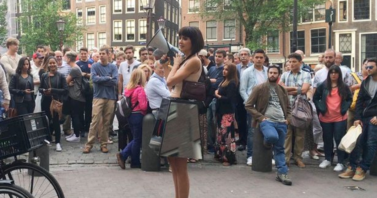 Уличные музыканты в москве на арбате. Девушка дает прохожим на улице. Красивая девушка в толпе людей. Девушка дает прохожим на улице. Прохожие на улицах москвы.