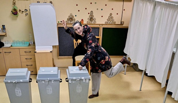 Glasačka mesta širom Mađarske otvorena su u šest sati | Foto: Reuters