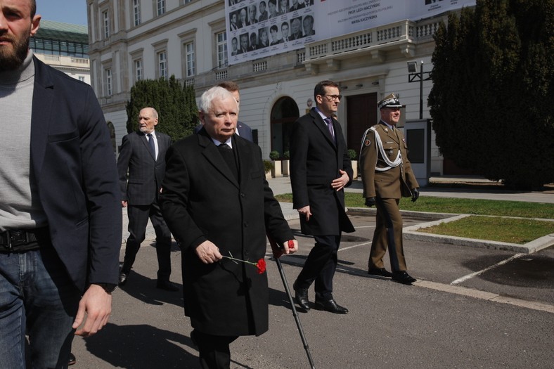 Jarosław Kaczyński na obchodach XIII rocznicy. Obok Morawiecki, za nimi Macierewicz